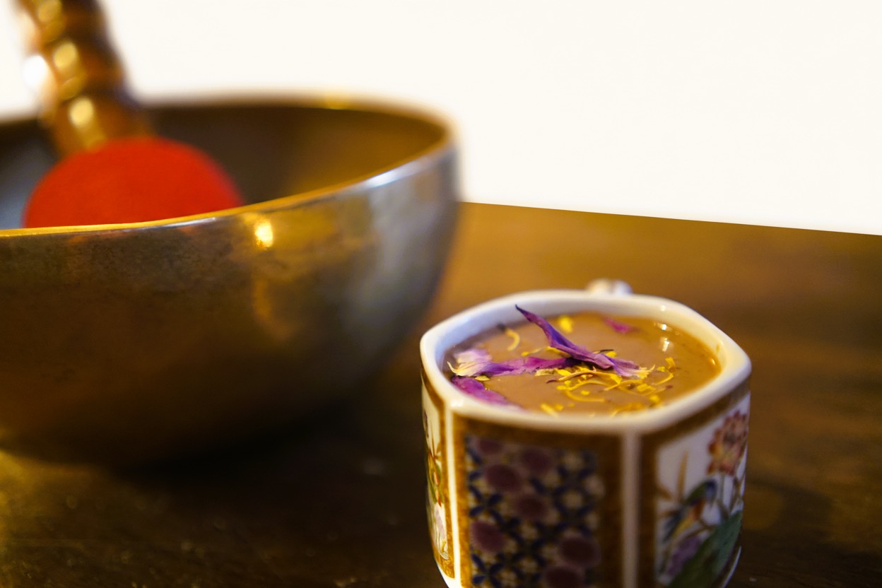 Kakao-Tasse mit Bluetenblaettern fuer Zeremonie