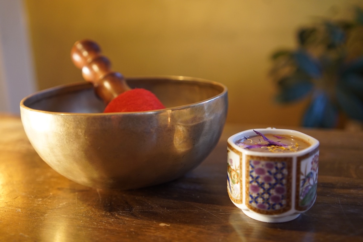 Klangschale neben Kakao-Tasse