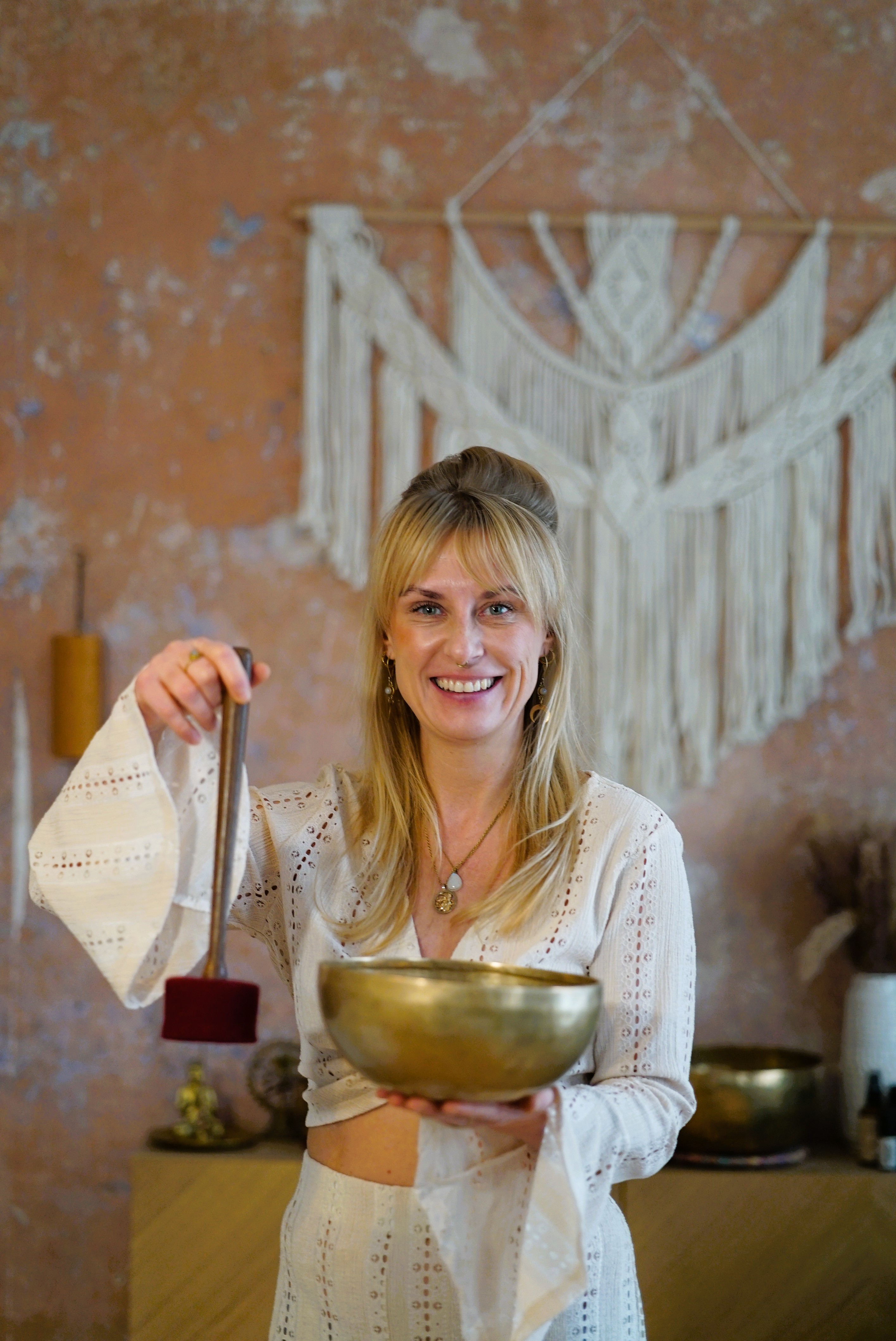 Katrin mit Klangschale