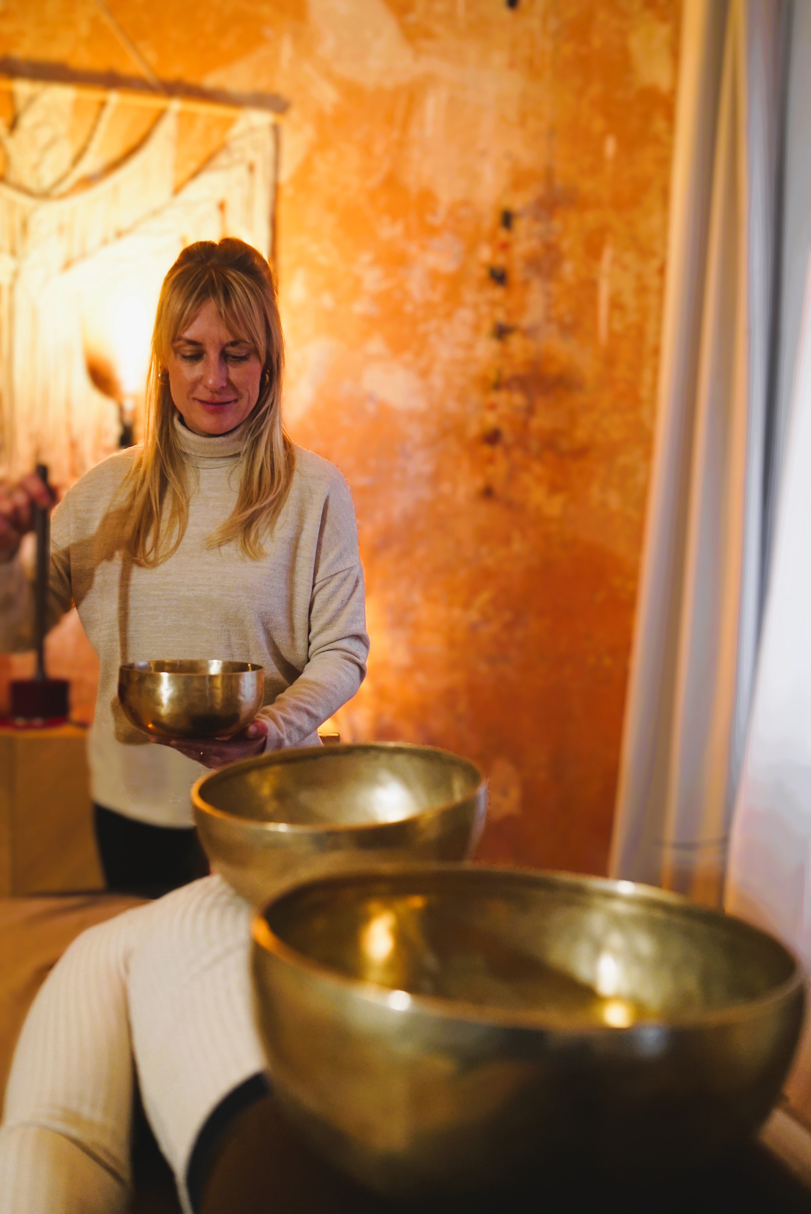 Klangmassage Behandlung mit tibetischen Klangschalen